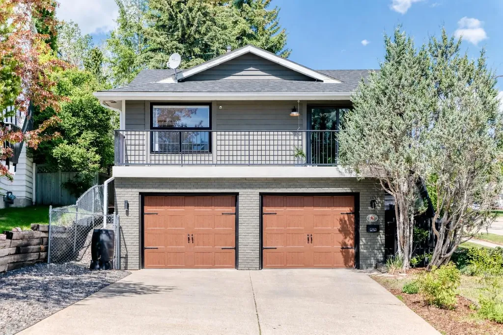 96 Coach Gate Way SW Calgary AB T3H 1Z7