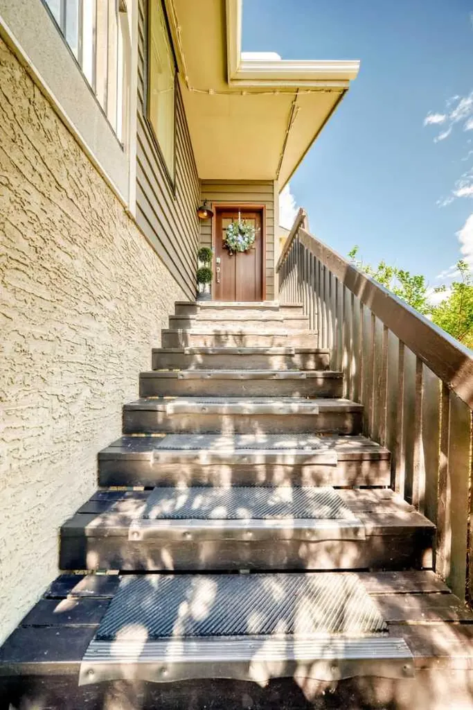 96 Coach Gate Way SW Calgary AB T3H 1Z7