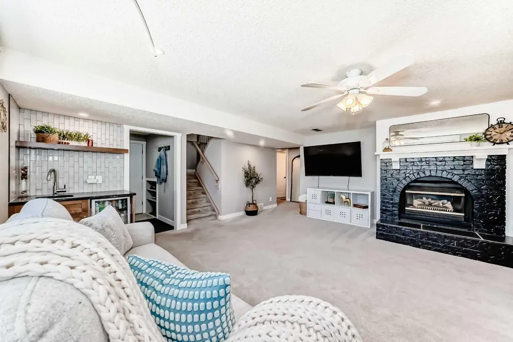 96 Coach Gate Way SW Calgary AB T3H 1Z7