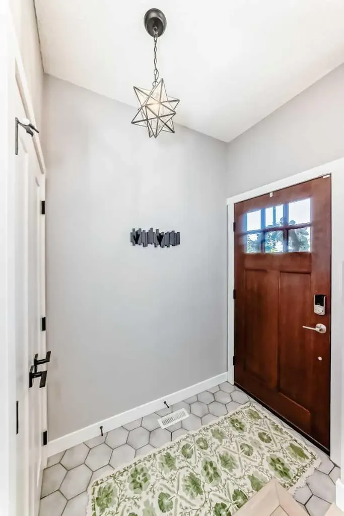 96 Coach Gate Way SW Calgary AB T3H 1Z7