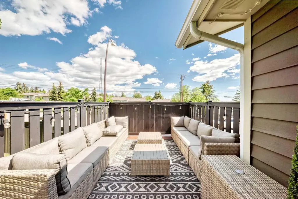 96 Coach Gate Way SW Calgary AB T3H 1Z7