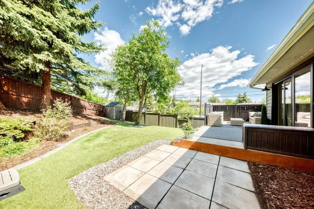 96 Coach Gate Way SW Calgary AB T3H 1Z7