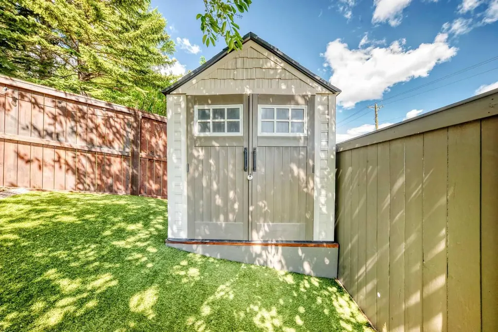 96 Coach Gate Way SW Calgary AB T3H 1Z7