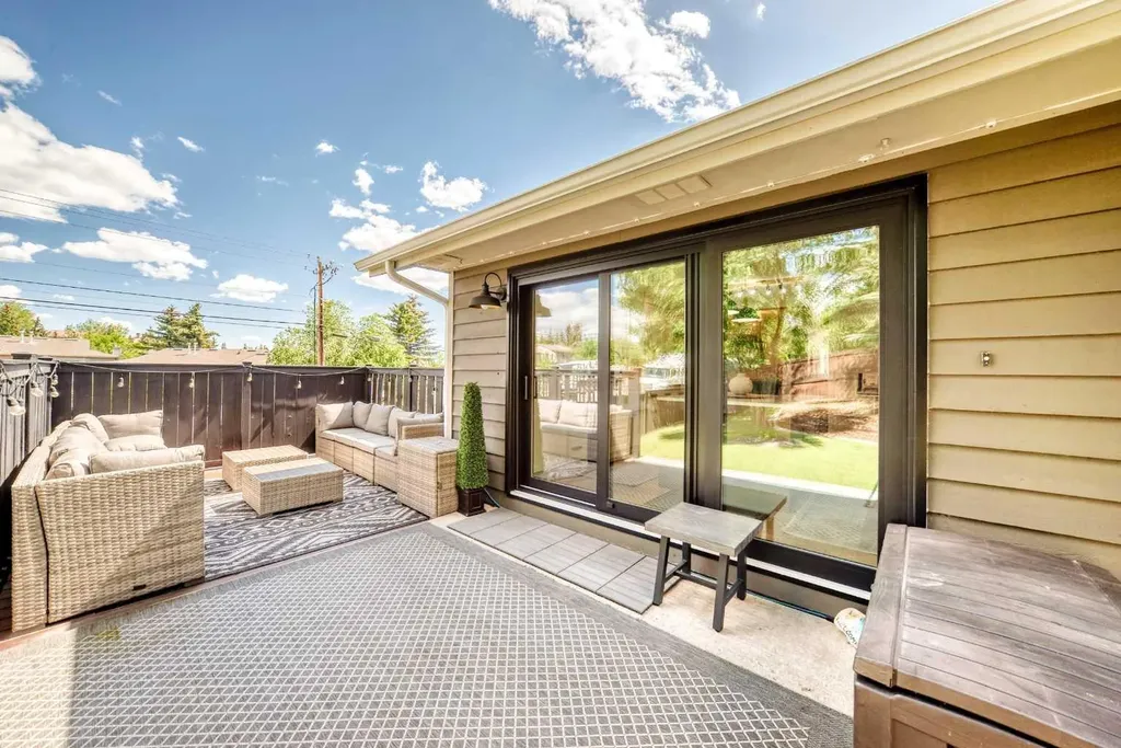 96 Coach Gate Way SW Calgary AB T3H 1Z7