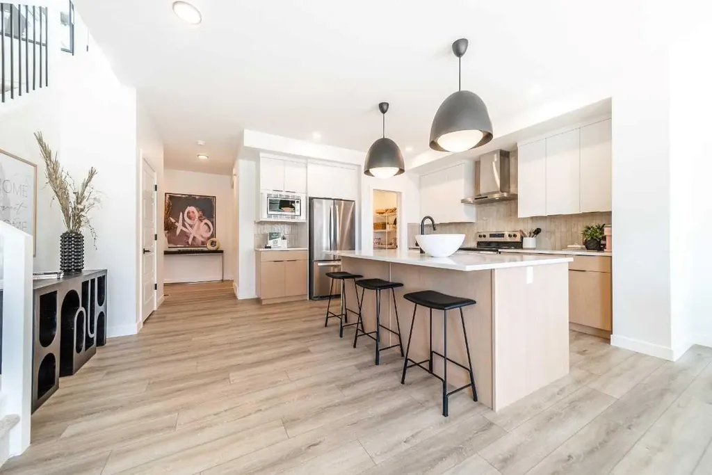 462 Bighorn Avenue SW Calgary AB T2Y1C8