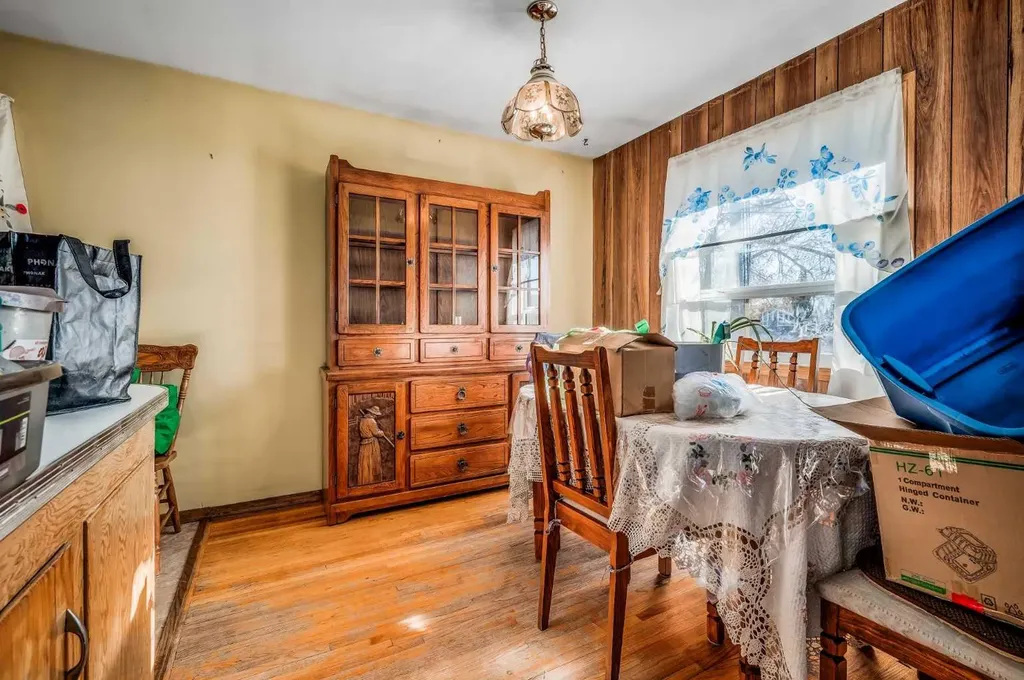 3452 37 Street SW Calgary AB T3E 3C1