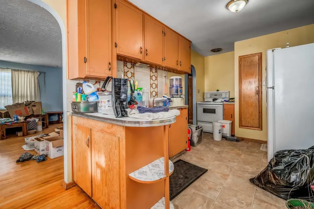 3452 37 Street SW Calgary AB T3E 3C1