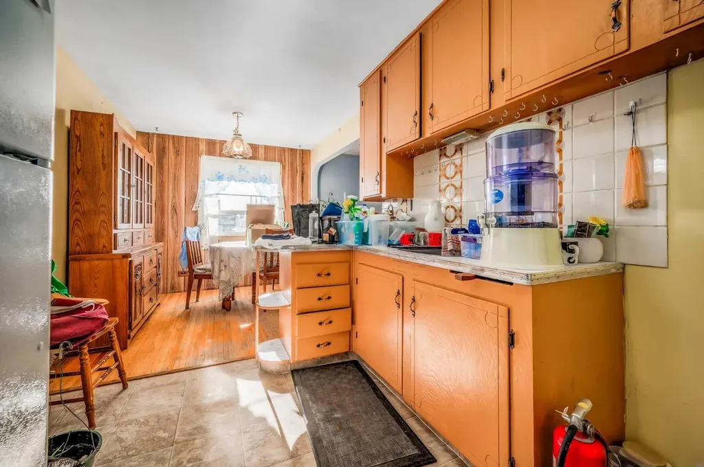 3452 37 Street SW Calgary AB T3E 3C1