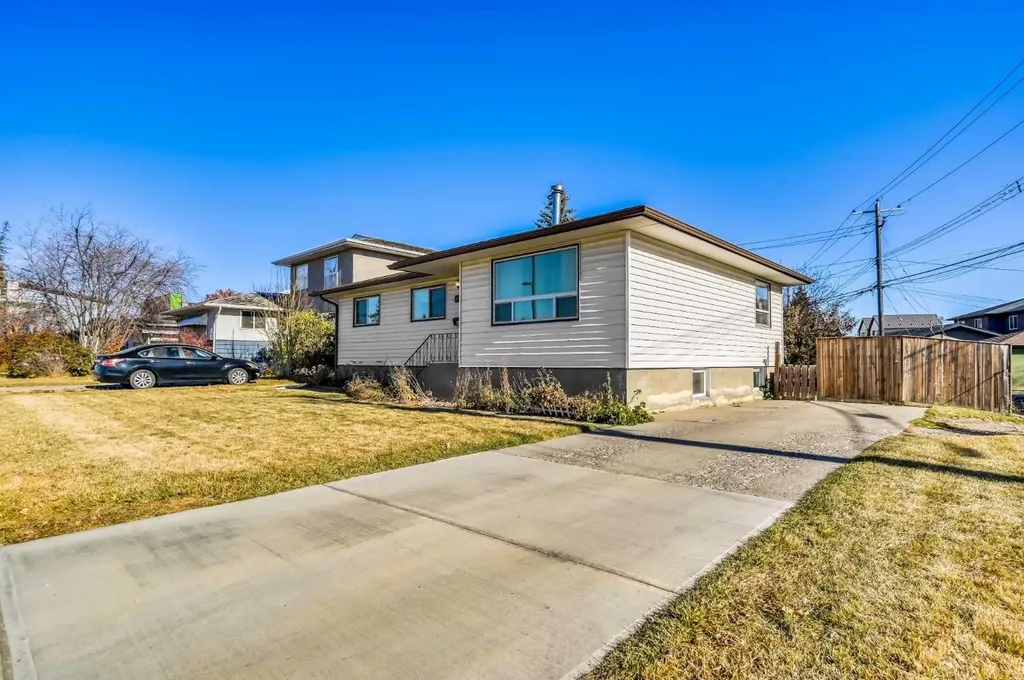 3452 37 Street SW Calgary AB T3E 3C1
