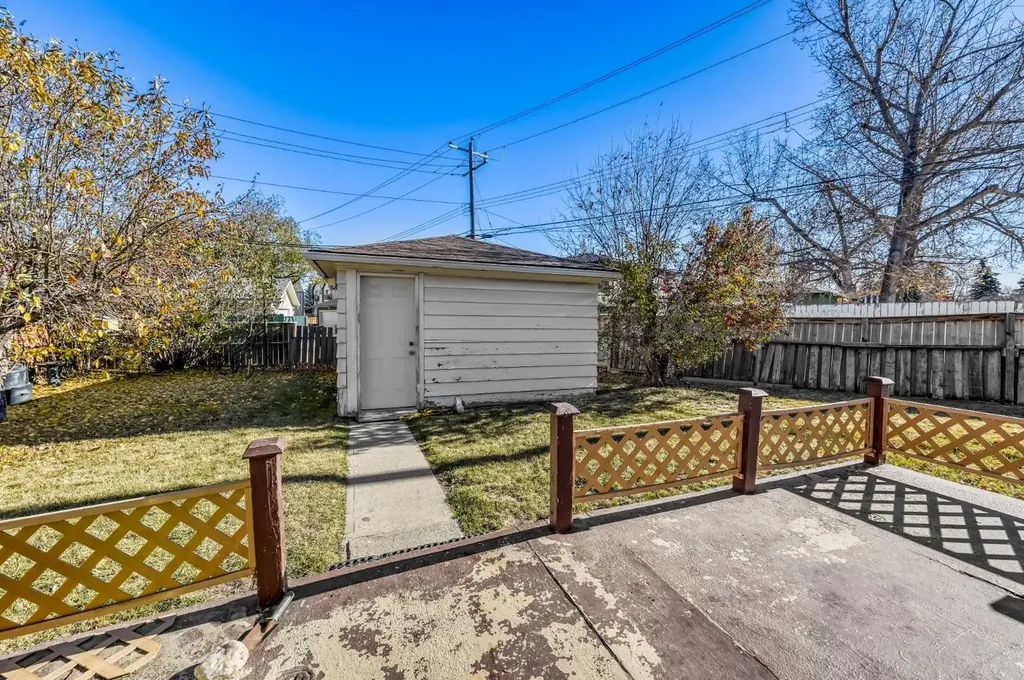 3452 37 Street SW Calgary AB T3E 3C1