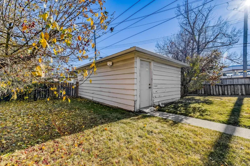 3452 37 Street SW Calgary AB T3E 3C1