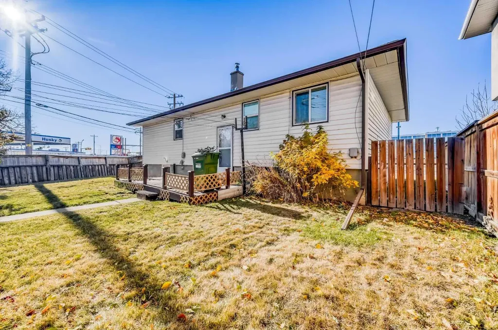 3452 37 Street SW Calgary AB T3E 3C1