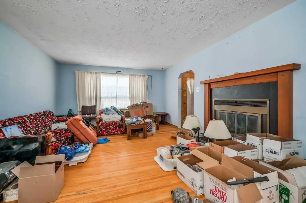 3452 37 Street SW Calgary AB T3E 3C1