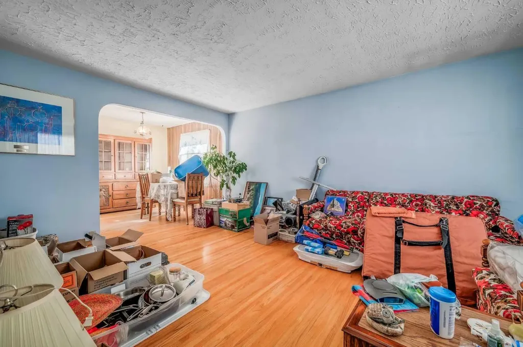 3452 37 Street SW Calgary AB T3E 3C1