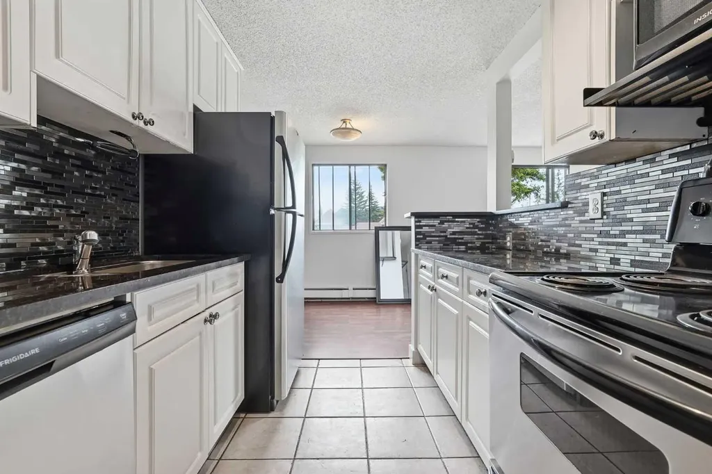 2734 17 Avenue SW Calgary AB T3E 0A7