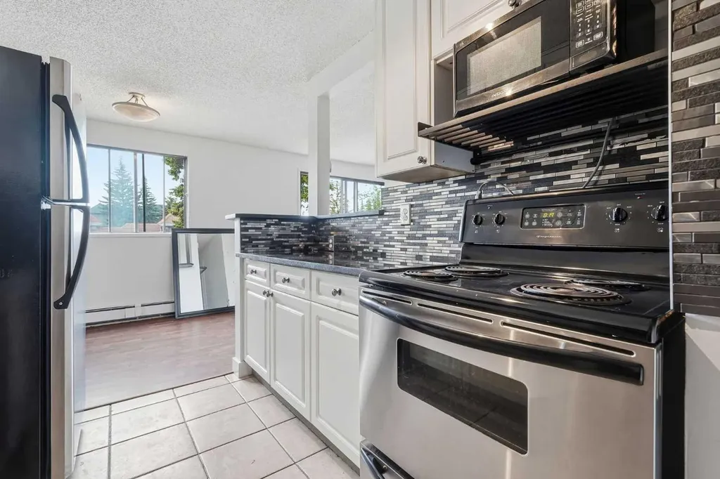 2734 17 Avenue SW Calgary AB T3E 0A7