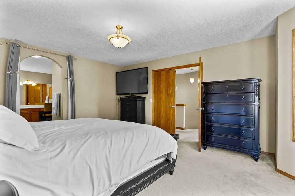 322 Hampstead Way NW Calgary AB T3A 6E6