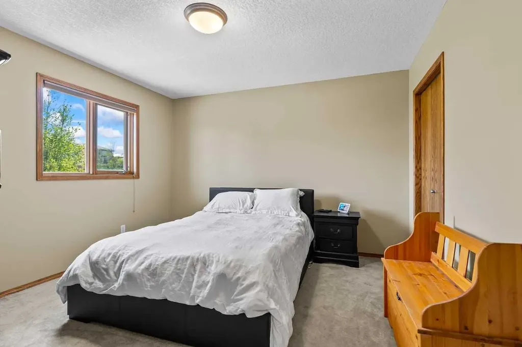 322 Hampstead Way NW Calgary AB T3A 6E6