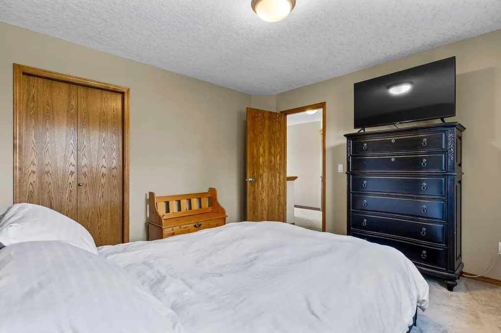 322 Hampstead Way NW Calgary AB T3A 6E6