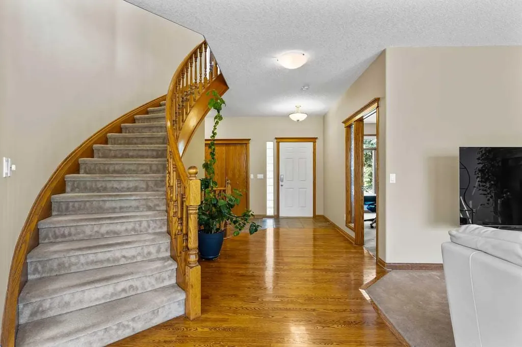 322 Hampstead Way NW Calgary AB T3A 6E6