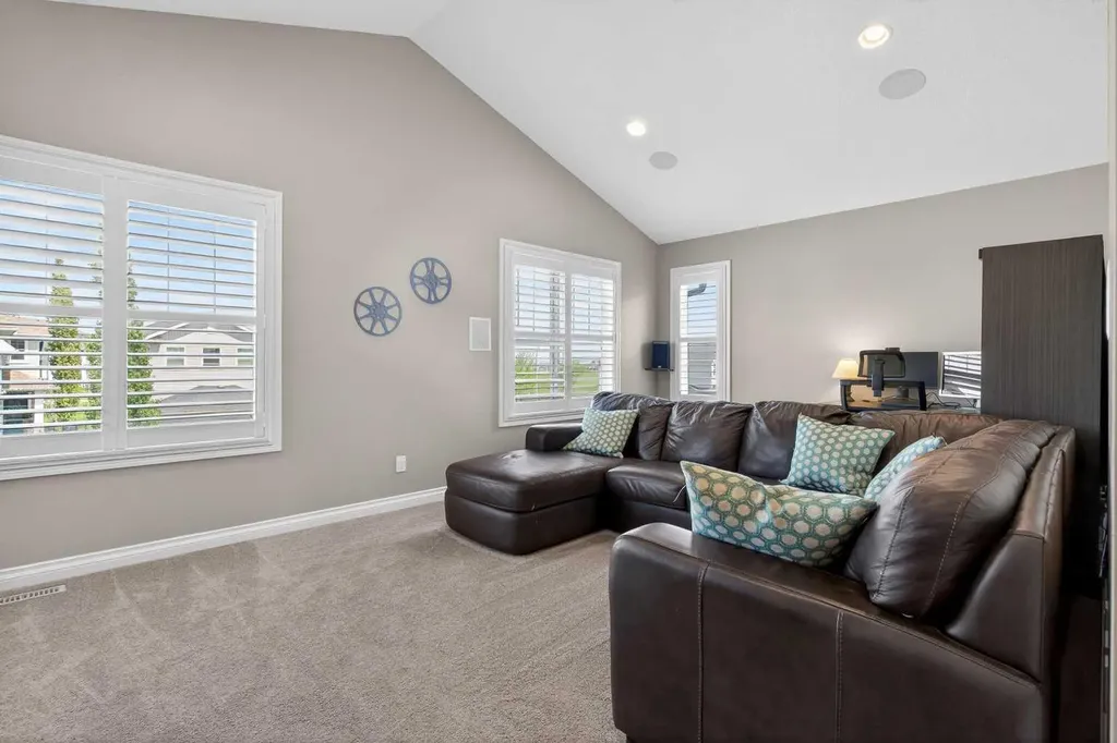 159 Sherwood Crescent NW Calgary AB T3R 0G3