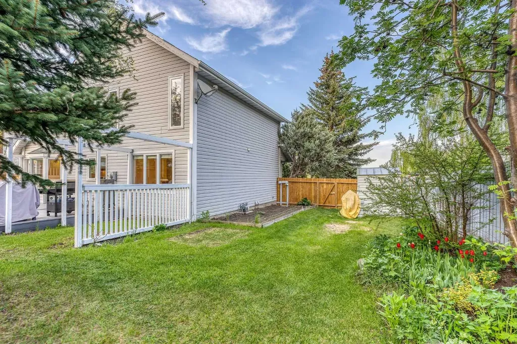 39 Woodmont Way Calgary AB T2W 4L7
