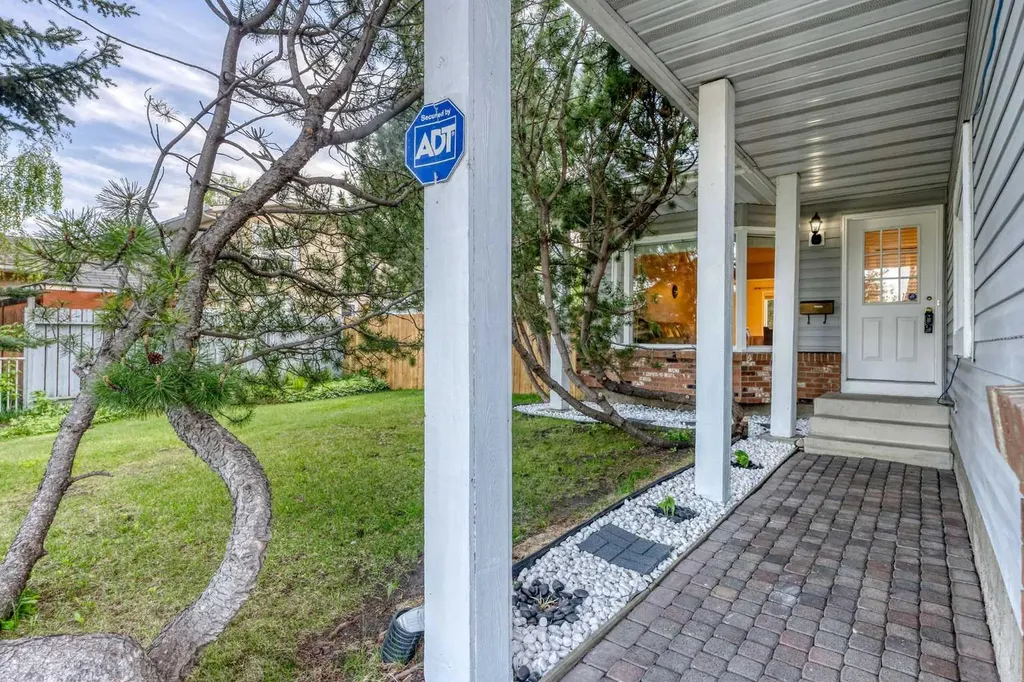 39 Woodmont Way Calgary AB T2W 4L7