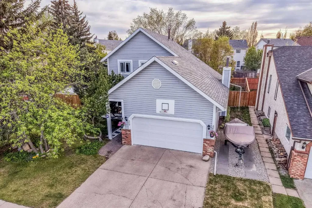 39 Woodmont Way Calgary AB T2W 4L7