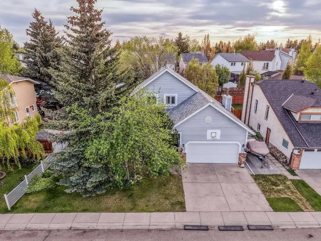 39 Woodmont Way SW Calgary AB T2W 4L7