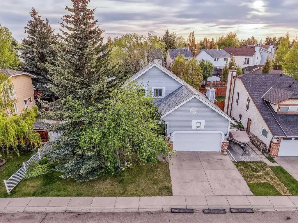 39 Woodmont Way Calgary AB T2W 4L7