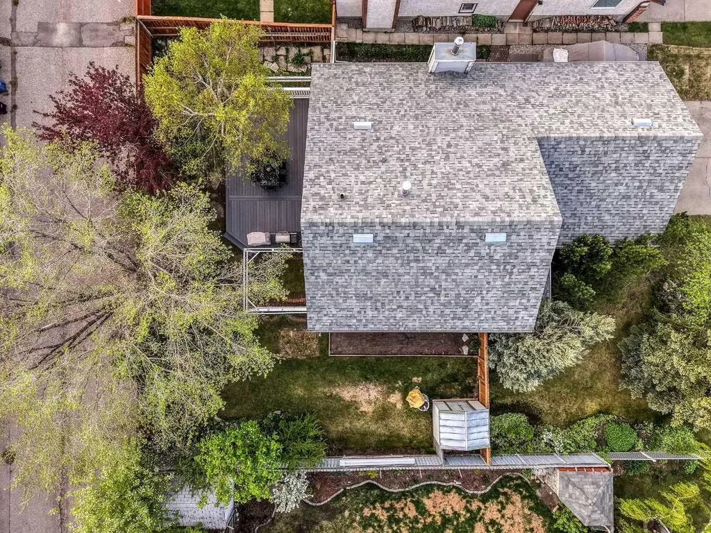 39 Woodmont Way Calgary AB T2W 4L7