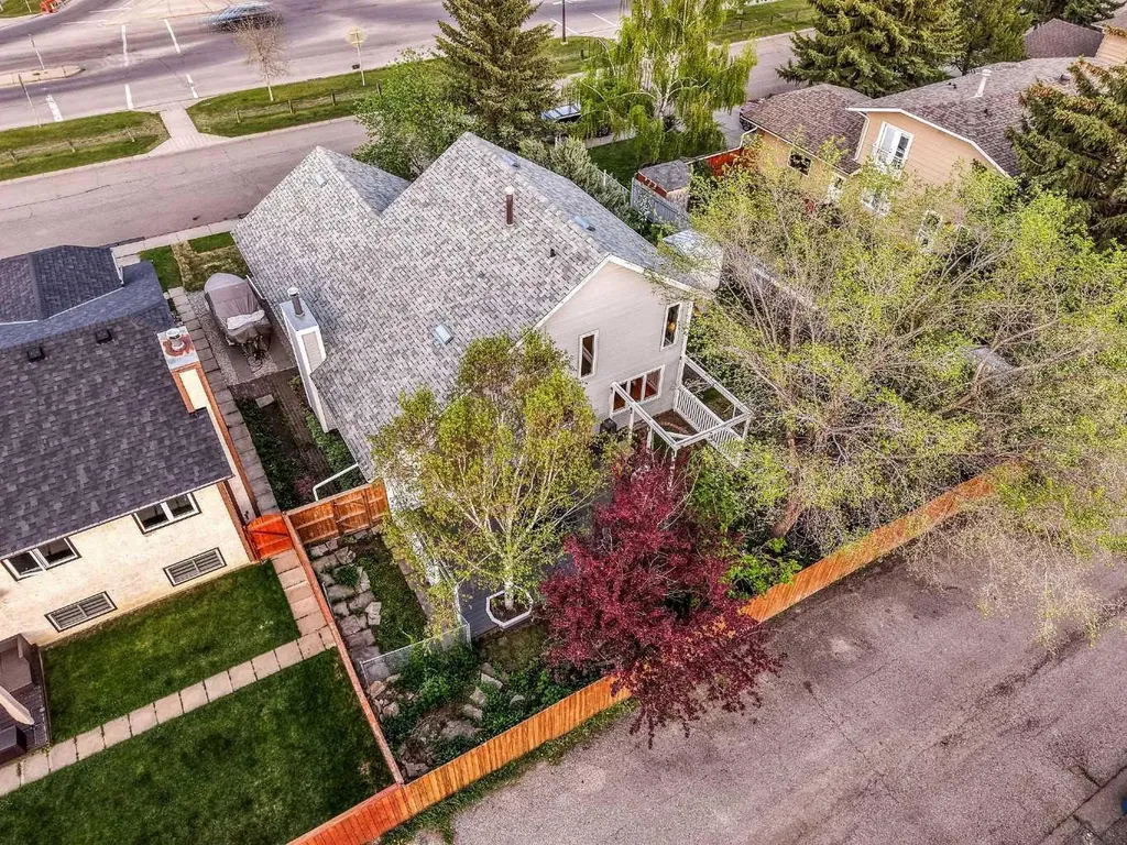 39 Woodmont Way Calgary AB T2W 4L7