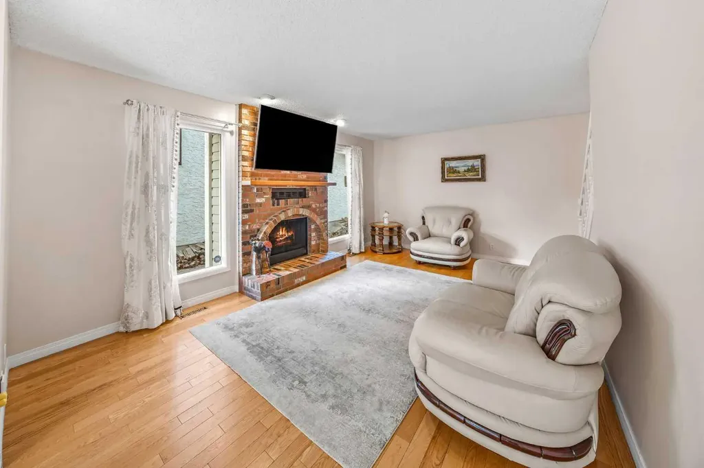 39 Woodmont Way Calgary AB T2W 4L7