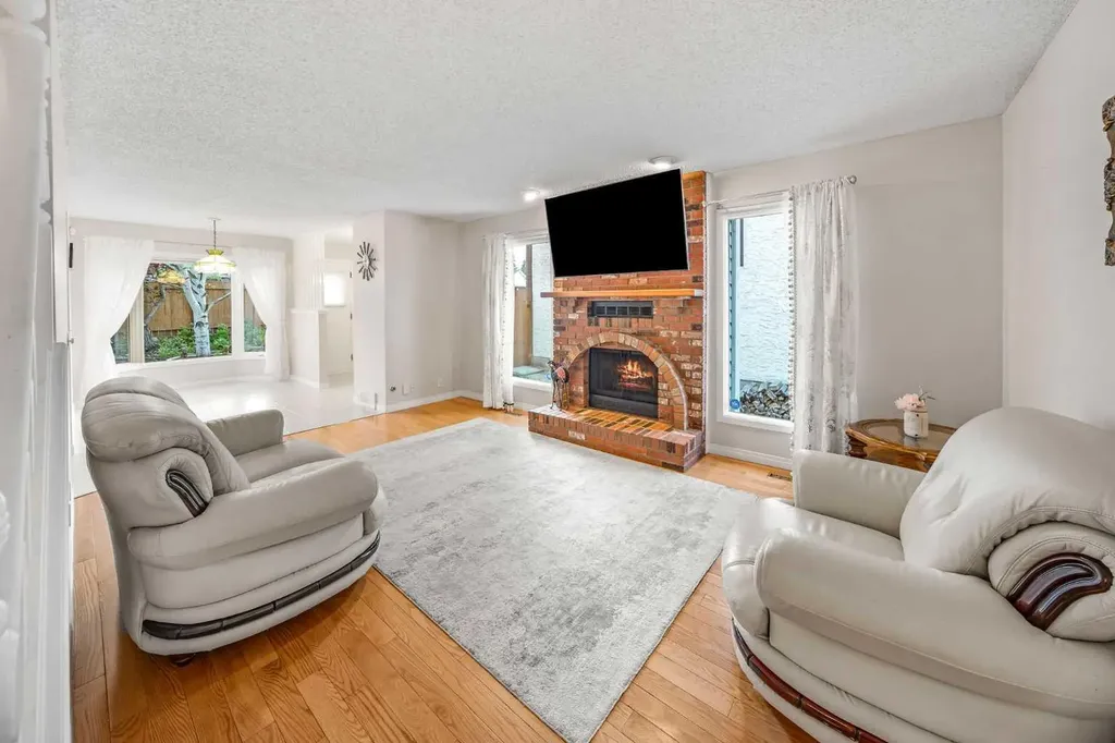 39 Woodmont Way Calgary AB T2W 4L7