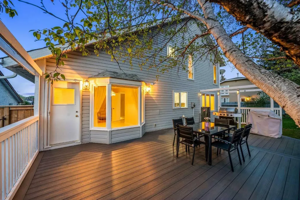 39 Woodmont Way Calgary AB T2W 4L7