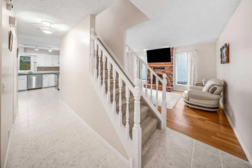 39 Woodmont Way Calgary AB T2W 4L7