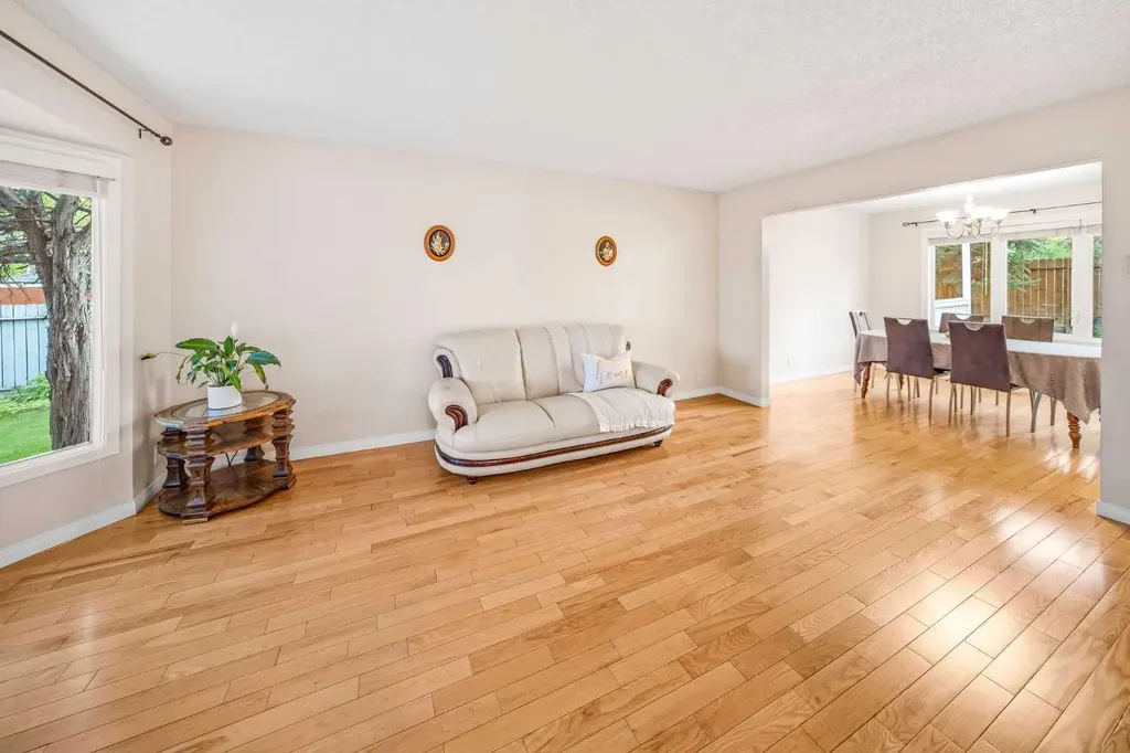 39 Woodmont Way Calgary AB T2W 4L7