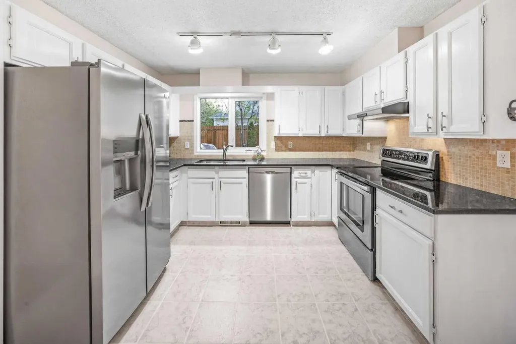 39 Woodmont Way Calgary AB T2W 4L7