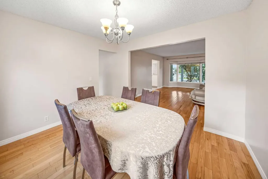 39 Woodmont Way Calgary AB T2W 4L7