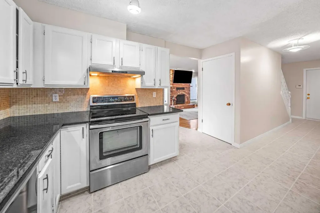 39 Woodmont Way Calgary AB T2W 4L7