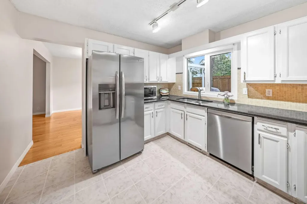 39 Woodmont Way Calgary AB T2W 4L7