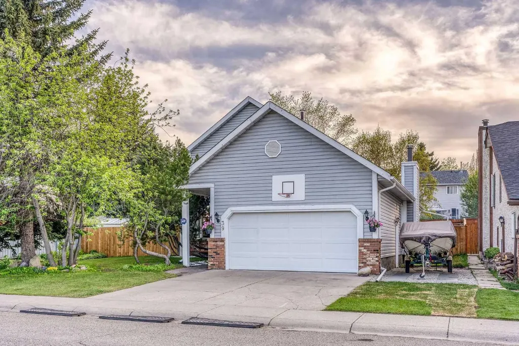 39 Woodmont Way Calgary AB T2W 4L7