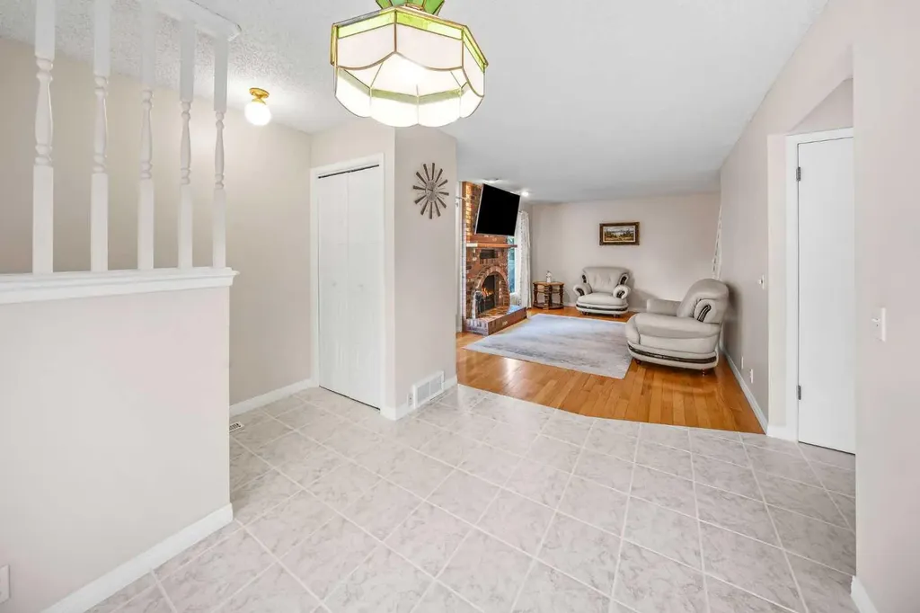 39 Woodmont Way Calgary AB T2W 4L7