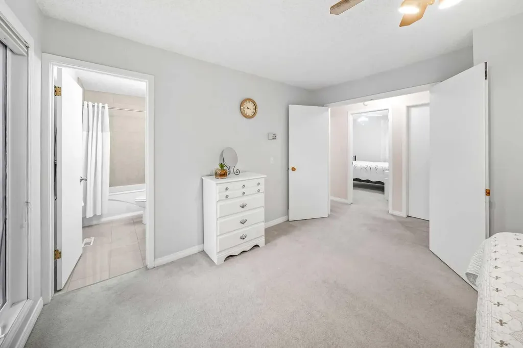 39 Woodmont Way Calgary AB T2W 4L7