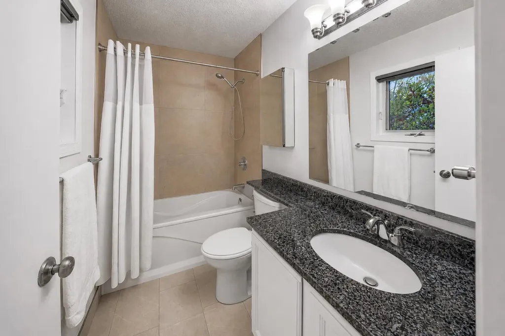 39 Woodmont Way Calgary AB T2W 4L7