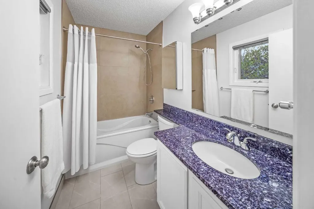 39 Woodmont Way Calgary AB T2W 4L7