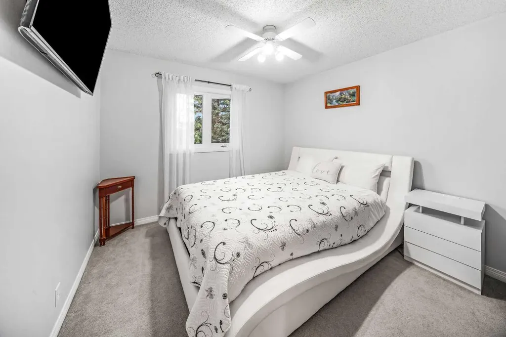 39 Woodmont Way Calgary AB T2W 4L7