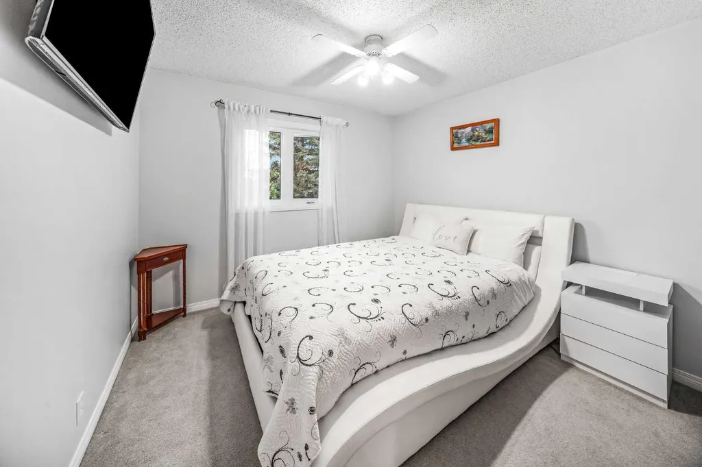 39 Woodmont Way SW Calgary AB T2W 4L7