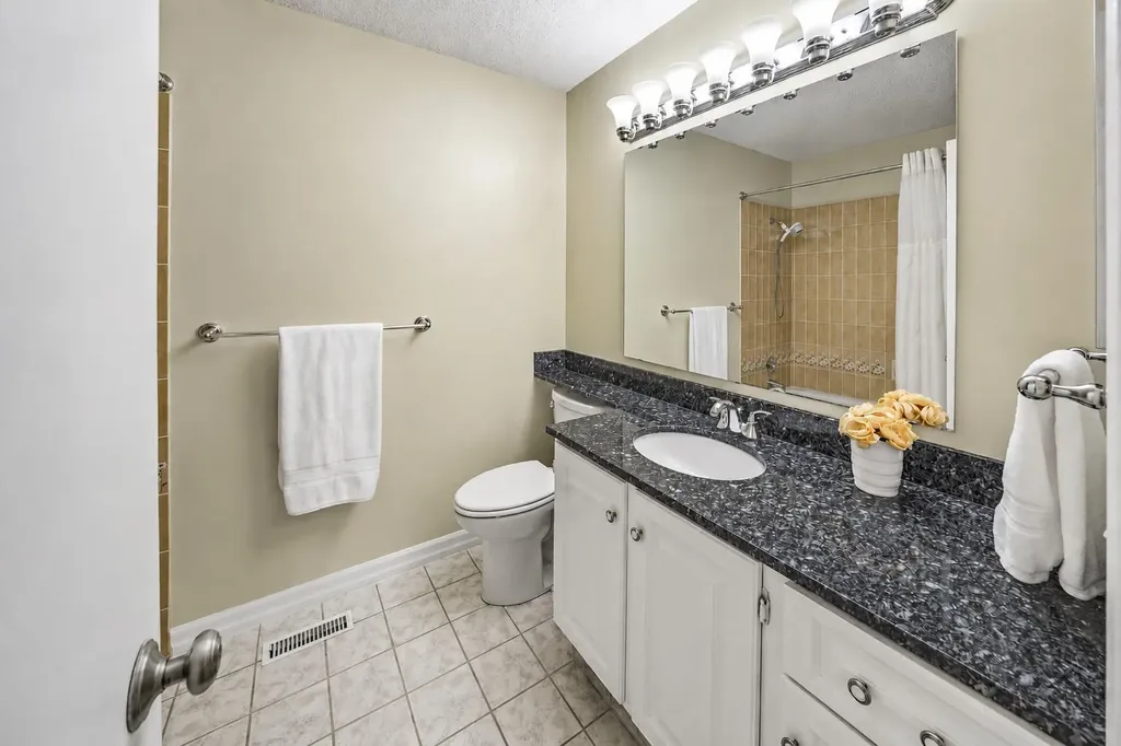 39 Woodmont Way Calgary AB T2W 4L7