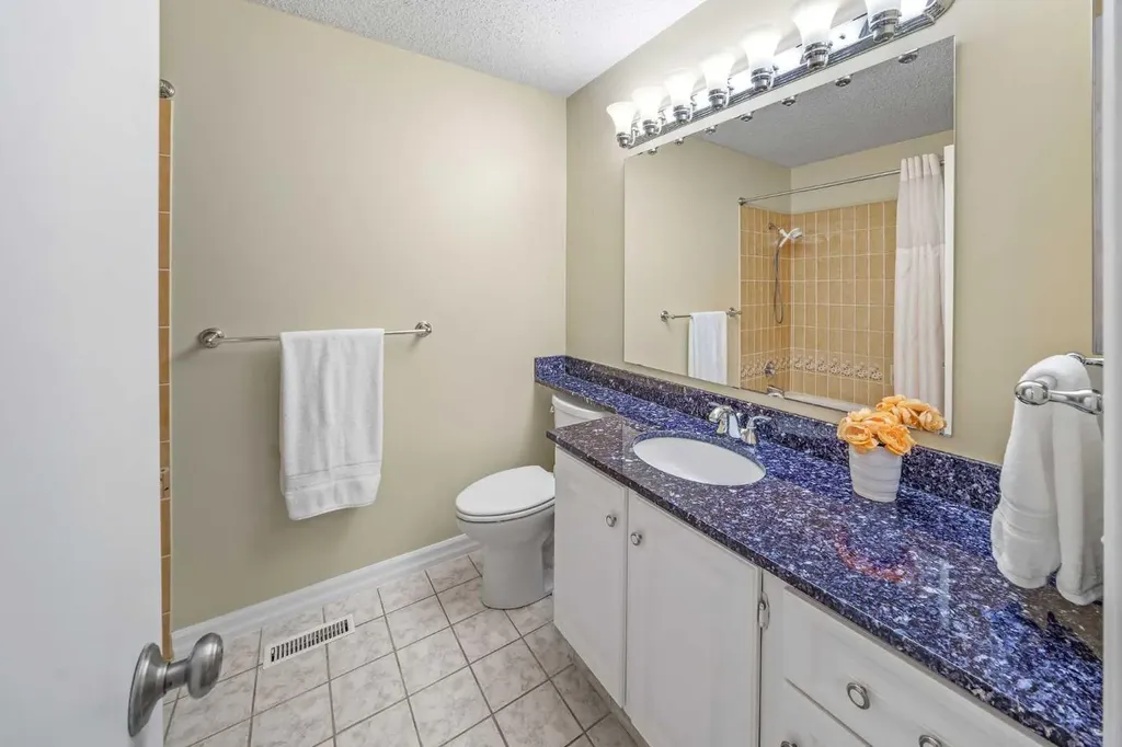 39 Woodmont Way Calgary AB T2W 4L7